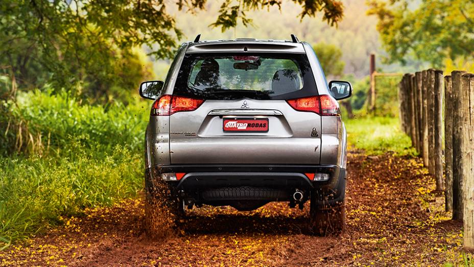... mas por tr&aacute;s o utilit&aacute;rio esportivo tem design pr&oacute;prio | <a href="https://beta-develop.quatrorodas.abril.com.br/carros/testes/mitsubishi-pajero-dakar-hpe-765655.shtml" rel="migration">Leia mais</a>
