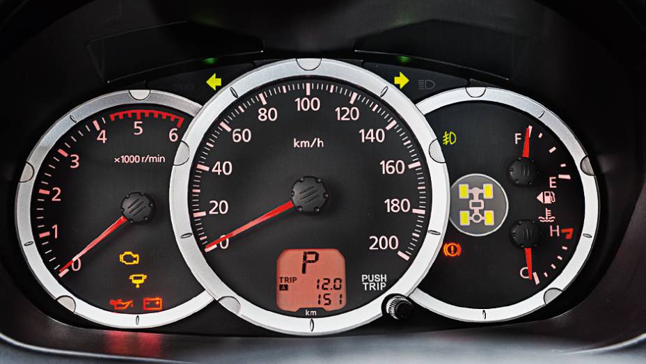Mostrador da direita indica o uso da tra&ccedil;&atilde;o 4x4 | <a href="https://beta-develop.quatrorodas.abril.com.br/carros/testes/mitsubishi-pajero-dakar-hpe-765655.shtml" rel="migration">Leia mais</a>