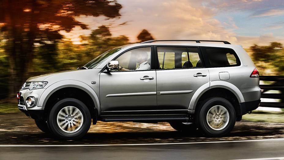 A altura do SUV em relação ao solo é de 21,5 centímetros | <a href="https://beta-develop.quatrorodas.abril.com.br/carros/testes/mitsubishi-pajero-dakar-hpe-765655.shtml" rel="migration">Leia mais</a>