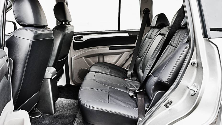Cintos de tr&ecirc;s pontos: s&oacute; para quem viaja nas laterais | <a href="https://beta-develop.quatrorodas.abril.com.br/carros/testes/mitsubishi-pajero-dakar-hpe-765655.shtml" rel="migration">Leia mais</a>