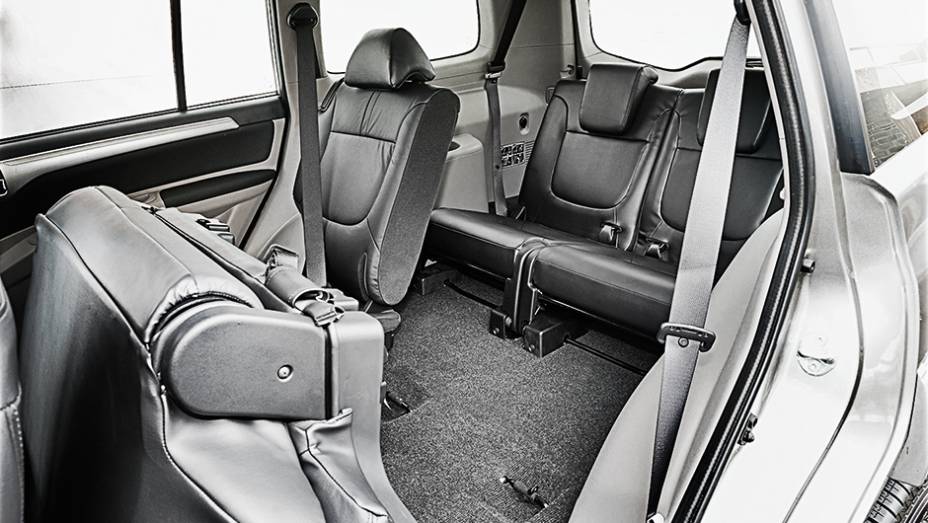 Rebatido, o banco d&aacute; acesso &agrave; terceira fila de assentos | <a href="https://beta-develop.quatrorodas.abril.com.br/carros/testes/mitsubishi-pajero-dakar-hpe-765655.shtml" rel="migration">Leia mais</a>
