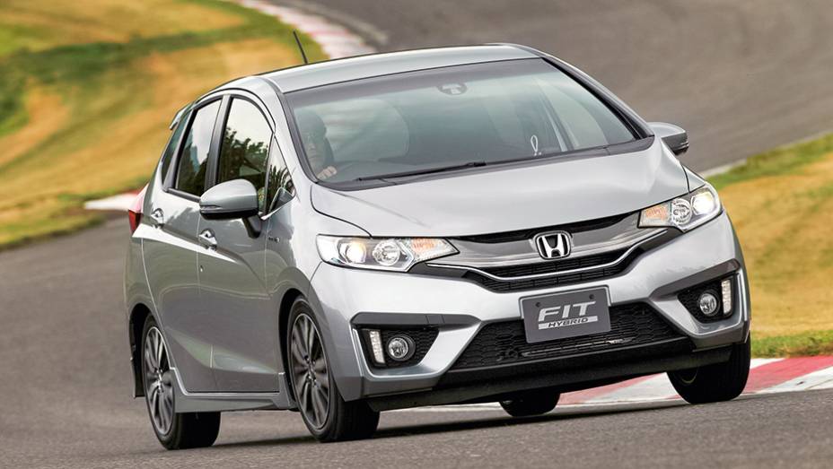 Novo Fit exibe design cheio de vincos e recortes nada discretos | <a href="https://beta-develop.quatrorodas.abril.com.br/carros/impressoes/honda-fit-765447.shtml" rel="migration">Leia mais</a>