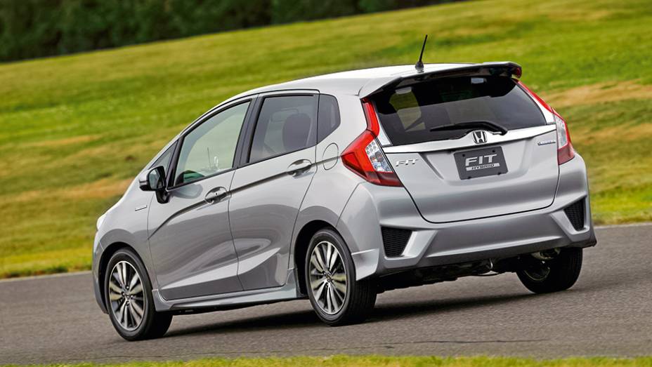 Lanternas avan&ccedil;am na tampa traseira, junto ao vidro | <a href="https://beta-develop.quatrorodas.abril.com.br/carros/impressoes/honda-fit-765447.shtml" rel="migration">Leia mais</a>