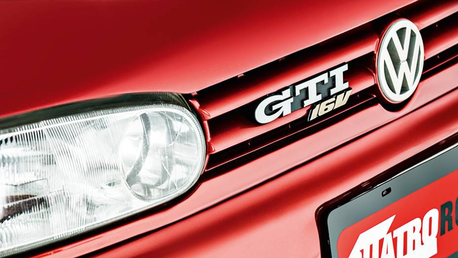 Na segunda geração, a mística do Gol GTi virava GTI | <a href="https://beta-develop.quatrorodas.abril.com.br/carros/classicos-brasileiros/volkswagen-gol-gti-16v-765615.shtml" rel="migration">Leia mais</a>