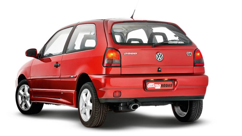 Saias laterais, aerofólio e rodas de liga eram de série na versão | <a href="https://beta-develop.quatrorodas.abril.com.br/carros/classicos-brasileiros/volkswagen-gol-gti-16v-765615.shtml" rel="migration">Leia mais</a>