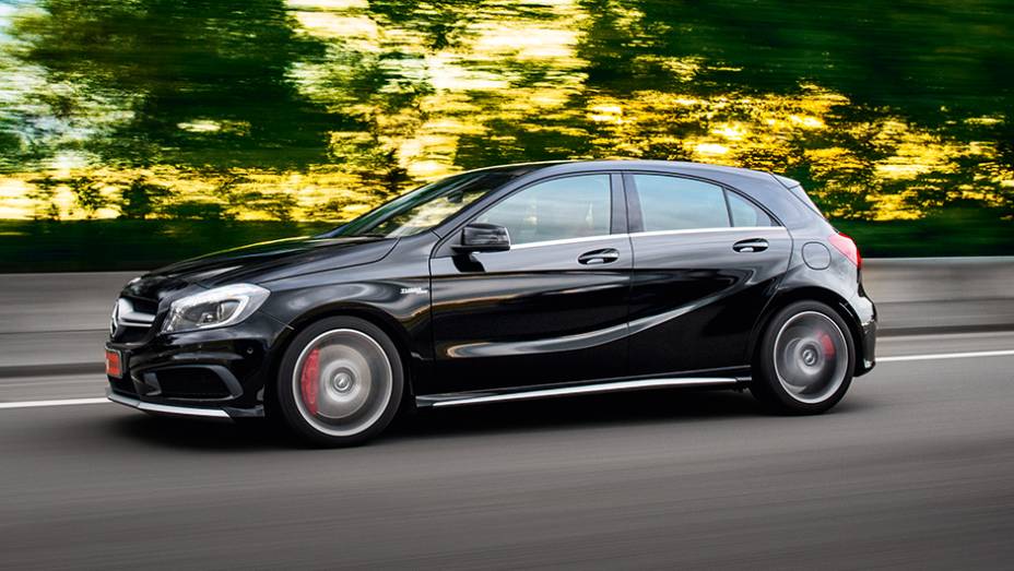 Em movimento, rodas revelam as pinças vermelhas | <a href="https://beta-develop.quatrorodas.abril.com.br/carros/testes/mercedes-benz-a45-amg-772357.shtml" rel="migration">Leia mais</a> Em movimento, rodas revelam as pinças vermelhas | <a href="https://beta-develop.quatrorodas.abril.com.br/carros/testes/mercedes-benz-a45-amg-772357.shtml" rel="migration">Leia mais</a>