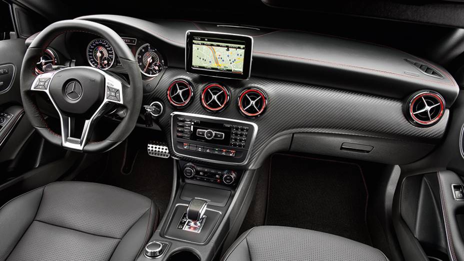 Aro vermelho nas saídas de ventilação e câmbio no console diferenciam o A 45 | <a href="https://beta-develop.quatrorodas.abril.com.br/carros/testes/mercedes-benz-a45-amg-772357.shtml" rel="migration">Leia mais</a> Aro vermelho nas saídas de ventilação e câmbio no console diferenciam o A 45 | <a href="https://beta-develop.quatrorodas.abril.com.br/carros/testes/mercedes-benz-a45-amg-772357.shtml" rel="migration">Leia mais</a>