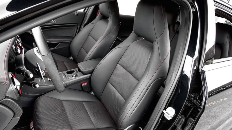 Revestimento escuro nos bancos e teto | <a href="https://beta-develop.quatrorodas.abril.com.br/carros/testes/mercedes-benz-a45-amg-772357.shtml" rel="migration">Leia mais</a> Revestimento escuro nos bancos e teto | <a href="https://beta-develop.quatrorodas.abril.com.br/carros/testes/mercedes-benz-a45-amg-772357.shtml" rel="migration">Leia mais</a>