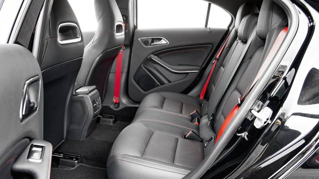 Cinto traseiro central destoa dos demais | <a href="https://beta-develop.quatrorodas.abril.com.br/carros/testes/mercedes-benz-a45-amg-772357.shtml" rel="migration">Leia mais</a> Cinto traseiro central destoa dos demais | <a href="https://beta-develop.quatrorodas.abril.com.br/carros/testes/mercedes-benz-a45-amg-772357.shtml" rel="migration">Leia mais</a>