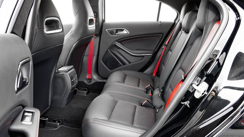 Cinto traseiro central destoa dos demais | <a href="https://beta-develop.quatrorodas.abril.com.br/carros/testes/mercedes-benz-a45-amg-772357.shtml" rel="migration">Leia mais</a> Cinto traseiro central destoa dos demais | <a href="https://beta-develop.quatrorodas.abril.com.br/carros/testes/mercedes-benz-a45-amg-772357.shtml" rel="migration">Leia mais</a>