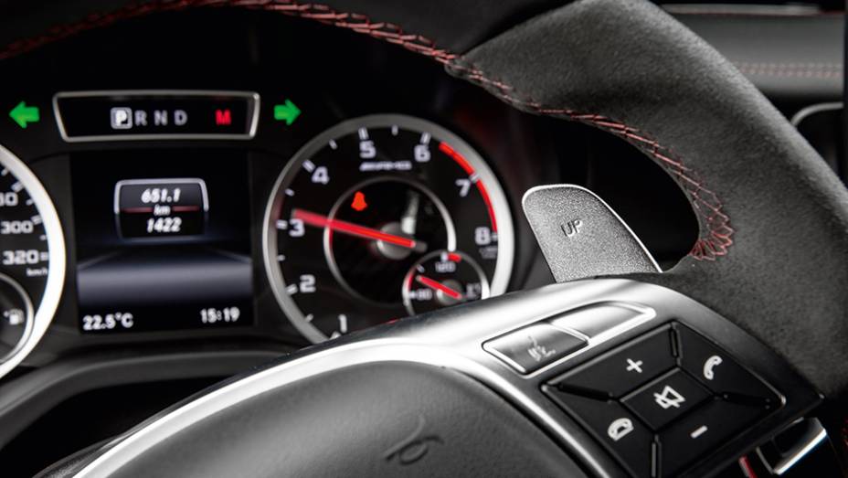 permitem trocas sem tirar as mãos do volante | <a href="https://beta-develop.quatrorodas.abril.com.br/carros/testes/mercedes-benz-a45-amg-772357.shtml" rel="migration">Leia mais</a>
permitem trocas sem tirar as mãos do volante | <a href="https://beta-develop.quatrorodas.abril.com.br/carros/testes/mercedes-benz-a45-amg-772357.shtml" rel="migration">Leia mais</a>