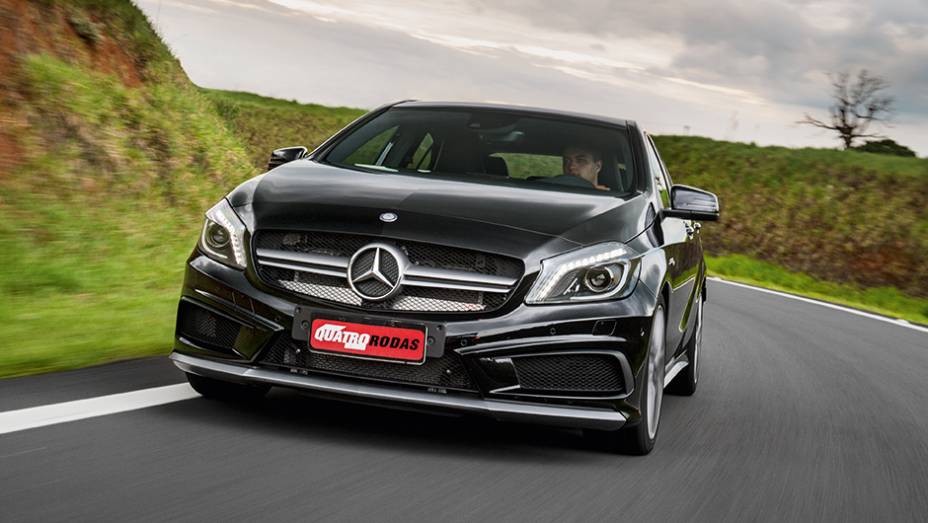 Tomadas de ar apoiam sistema de arrefecimento herdado do SLS | <a href="https://beta-develop.quatrorodas.abril.com.br/carros/testes/mercedes-benz-a45-amg-772357.shtml" rel="migration">Leia mais</a>