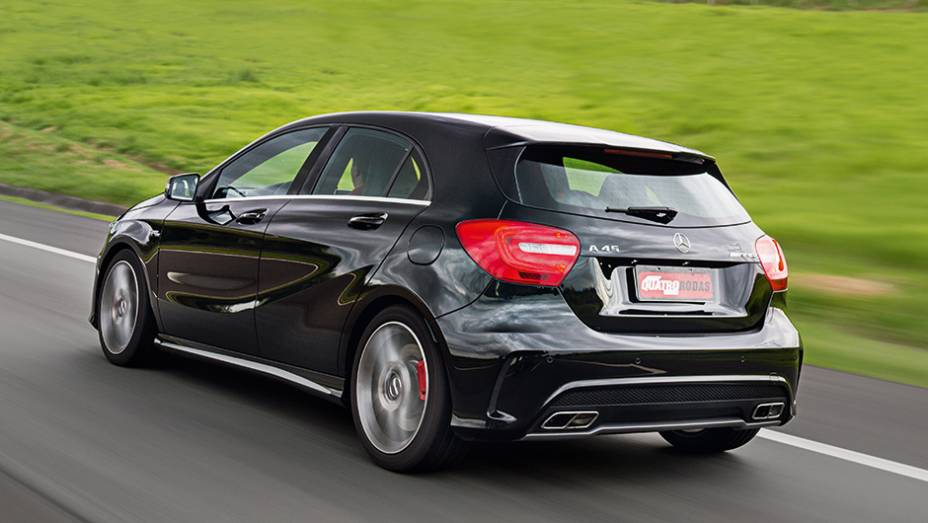 Saída dupla de escape e extrator de ar são funcionais | <a href="https://beta-develop.quatrorodas.abril.com.br/carros/testes/mercedes-benz-a45-amg-772357.shtml" rel="migration">Leia mais</a> Saída dupla de escape e extrator de ar são funcionais | <a href="https://beta-develop.quatrorodas.abril.com.br/carros/testes/mercedes-benz-a45-amg-772357.shtml" rel="migration">Leia mais</a>