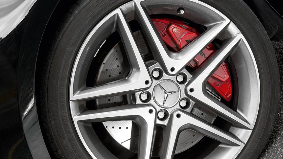 Pinça vermelha de quatro pistões e discos ventilados e perfurados | <a href="https://beta-develop.quatrorodas.abril.com.br/carros/testes/mercedes-benz-a45-amg-772357.shtml" rel="migration">Leia mais</a> Pinça vermelha de quatro pistões e discos ventilados e perfurados | <a href="https://beta-develop.quatrorodas.abril.com.br/carros/testes/mercedes-benz-a45-amg-772357.shtml" rel="migration">Leia mais</a>