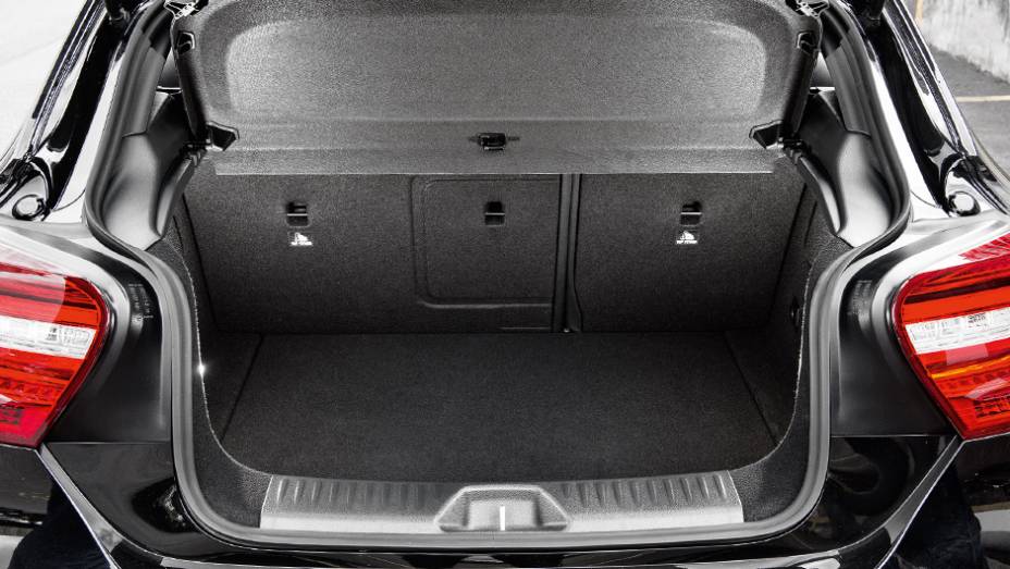 Porta-malas de 341 litros | <a href="https://beta-develop.quatrorodas.abril.com.br/carros/testes/mercedes-benz-a45-amg-772357.shtml" rel="migration">Leia mais</a> Porta-malas de 341 litros | <a href="https://beta-develop.quatrorodas.abril.com.br/carros/testes/mercedes-benz-a45-amg-772357.shtml" rel="migration">Leia mais</a>