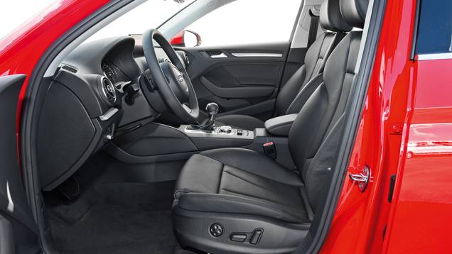 Assentos dianteiros têm estilo esportivo. O do motorista tem regulagem elétrica | <a href="https://beta-develop.quatrorodas.abril.com.br/carros/testes/audi-a3-sedan-771657.shtml" rel="migration">Leia mais</a> Assentos dianteiros têm estilo esportivo. O do motorista tem regulagem elétrica | <a href="https://beta-develop.quatrorodas.abril.com.br/carros/testes/audi-a3-sedan-771657.shtml" rel="migration">Leia mais</a>