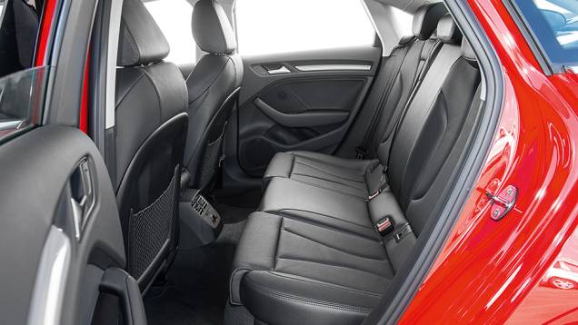 Espaço atrás é um dos pontos negativos. Túnel central atrapalha quem vai no meio | <a href="https://beta-develop.quatrorodas.abril.com.br/carros/testes/audi-a3-sedan-771657.shtml" rel="migration">Leia mais</a> Espaço atrás é um dos pontos negativos. Túnel central atrapalha quem vai no meio | <a href="https://beta-develop.quatrorodas.abril.com.br/carros/testes/audi-a3-sedan-771657.shtml" rel="migration">Leia mais</a>