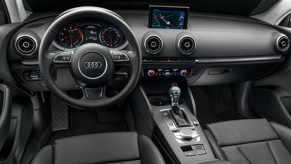 Interior tem acabamento esmerado e pouco bot&otilde;es. Sa&iacute;das de ar t&ecirc;m inspira&ccedil;&atilde;o em turbinas e s&atilde;o parecidas com as do seu rival Mercedes CLA | <a href="https://beta-develop.quatrorodas.abril.com.br/carros/testes/audi-a3-sedan-771657.shtml" rel="migration">Leia mais</a>
