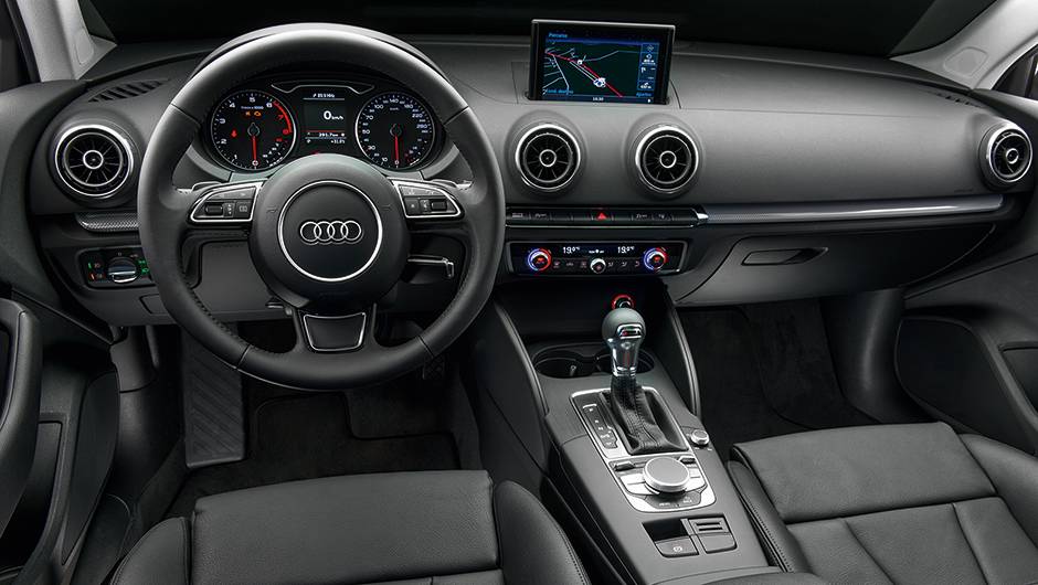 Interior tem acabamento esmerado e pouco botões. Saídas de ar têm inspiração em turbinas e são parecidas com as do seu rival Mercedes CLA | <a href="https://beta-develop.quatrorodas.abril.com.br/carros/testes/audi-a3-sedan-771657.shtml" rel="migration">Leia mais</a> Interior tem acabamento esmerado e pouco botões. Saídas de ar têm inspiração em turbinas e são parecidas com as do seu rival Mercedes CLA | <a href="https://beta-develop.quatrorodas.abril.com.br/carros/testes/audi-a3-sedan-771657.shtml" rel="migration">Leia mais</a>
