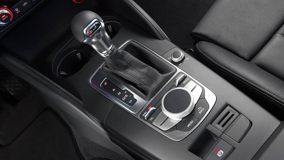 Trocas sequenciais s&atilde;o feitas por alavancas ou borboletas atr&aacute;s do volante | <a href="https://beta-develop.quatrorodas.abril.com.br/carros/testes/audi-a3-sedan-771657.shtml" rel="migration">Leia mais</a>