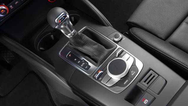 Trocas sequenciais são feitas por alavancas ou borboletas atrás do volante | <a href="https://beta-develop.quatrorodas.abril.com.br/carros/testes/audi-a3-sedan-771657.shtml" rel="migration">Leia mais</a> Trocas sequenciais são feitas por alavancas ou borboletas atrás do volante | <a href="https://beta-develop.quatrorodas.abril.com.br/carros/testes/audi-a3-sedan-771657.shtml" rel="migration">Leia mais</a>