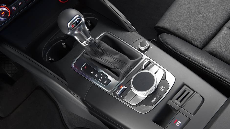 Trocas sequenciais s&atilde;o feitas por alavancas ou borboletas atr&aacute;s do volante | <a href="https://beta-develop.quatrorodas.abril.com.br/carros/testes/audi-a3-sedan-771657.shtml" rel="migration">Leia mais</a>
