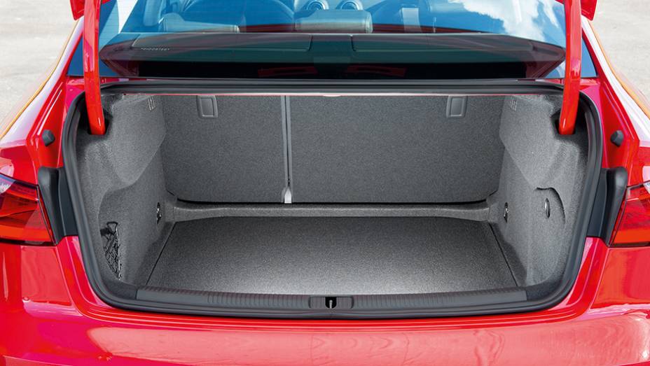 Bagageiro &eacute; menor que o de um Honda Civic, com 425 litros | <a href="https://beta-develop.quatrorodas.abril.com.br/carros/testes/audi-a3-sedan-771657.shtml" rel="migration">Leia mais</a>