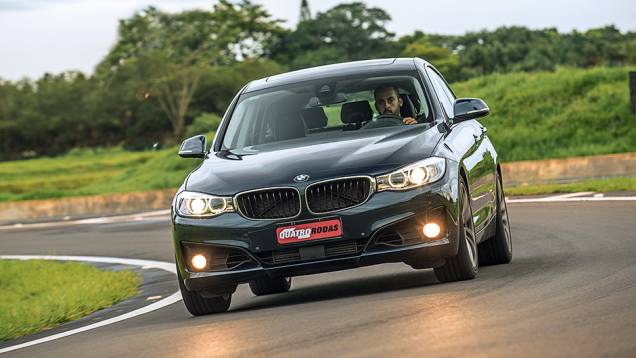 De frente, facilmente confundido com o sedã | <a href="https://beta-develop.quatrorodas.abril.com.br/carros/impressoes/bmw-328i-gt-771569.shtml" rel="migration">Leia mais</a> De frente, facilmente confundido com o sedã | <a href="https://beta-develop.quatrorodas.abril.com.br/carros/impressoes/bmw-328i-gt-771569.shtml" rel="migration">Leia mais</a>