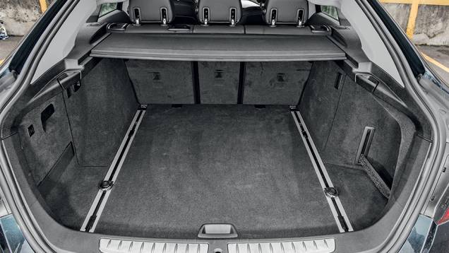 Amplo acesso e grande capacidade: 520 litros | <a href="https://beta-develop.quatrorodas.abril.com.br/carros/impressoes/bmw-328i-gt-771569.shtml" rel="migration">Leia mais</a> Amplo acesso e grande capacidade: 520 litros | <a href="https://beta-develop.quatrorodas.abril.com.br/carros/impressoes/bmw-328i-gt-771569.shtml" rel="migration">Leia mais</a>