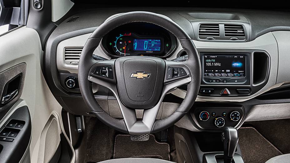 Painel tem recursos modernos como visor digital e central multim&iacute;dia | <a href="https://beta-develop.quatrorodas.abril.com.br/carros/comparativos/dossie-sete-lugares-120-mil-reais-772708.shtml" rel="migration">Leia mais</a>