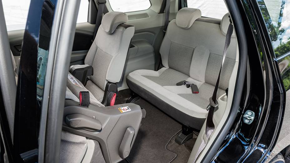 Banco dobr&aacute;vel rouba espa&ccedil;o do porta-malas | <a href="https://beta-develop.quatrorodas.abril.com.br/carros/comparativos/dossie-sete-lugares-120-mil-reais-772708.shtml" rel="migration">Leia mais</a>