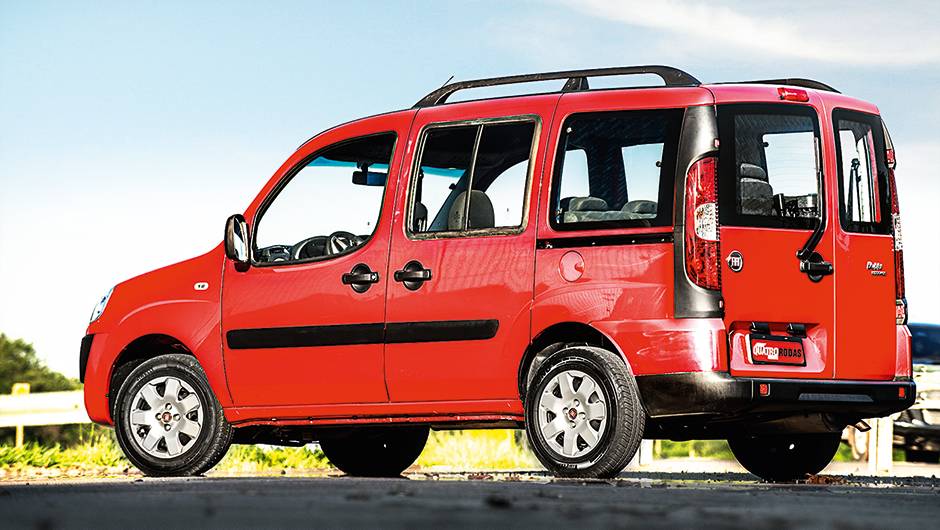 Porta traseira também dá acesso aos bancos | <a href="https://beta-develop.quatrorodas.abril.com.br/carros/comparativos/dossie-sete-lugares-120-mil-reais-772708.shtml" rel="migration">Leia mais</a> Porta traseira também dá acesso aos bancos | <a href="https://beta-develop.quatrorodas.abril.com.br/carros/comparativos/dossie-sete-lugares-120-mil-reais-772708.shtml" rel="migration">Leia mais</a>