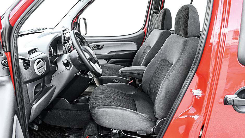 Banco vem com descansa-braço | <a href="https://beta-develop.quatrorodas.abril.com.br/carros/comparativos/dossie-sete-lugares-120-mil-reais-772708.shtml" rel="migration">Leia mais</a> Banco vem com descansa-braço | <a href="https://beta-develop.quatrorodas.abril.com.br/carros/comparativos/dossie-sete-lugares-120-mil-reais-772708.shtml" rel="migration">Leia mais</a>