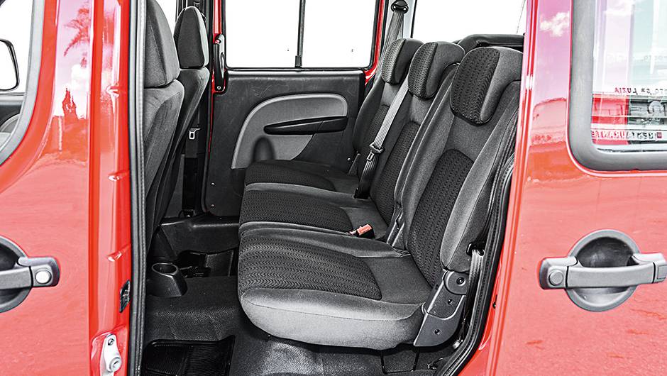 No meio, há três assentos individuais | <a href="https://beta-develop.quatrorodas.abril.com.br/carros/comparativos/dossie-sete-lugares-120-mil-reais-772708.shtml" rel="migration">Leia mais</a> No meio, há três assentos individuais | <a href="https://beta-develop.quatrorodas.abril.com.br/carros/comparativos/dossie-sete-lugares-120-mil-reais-772708.shtml" rel="migration">Leia mais</a>