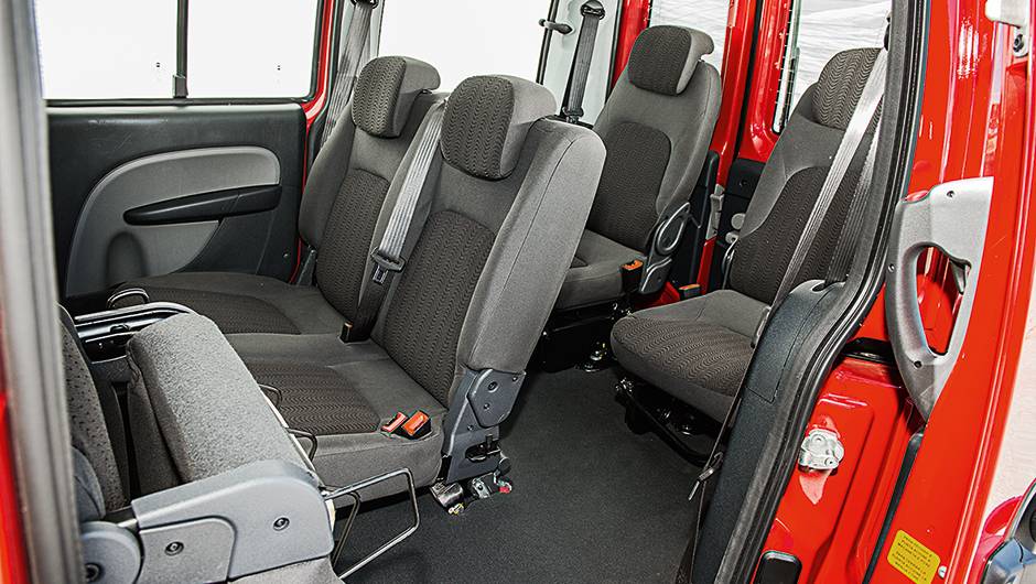 Atrás, posição elevada garante conforto e visibilidade aos passageiros | <a href="https://beta-develop.quatrorodas.abril.com.br/carros/comparativos/dossie-sete-lugares-120-mil-reais-772708.shtml" rel="migration">Leia mais</a> Atrás, posição elevada garante conforto e visibilidade aos passageiros | <a href="https://beta-develop.quatrorodas.abril.com.br/carros/comparativos/dossie-sete-lugares-120-mil-reais-772708.shtml" rel="migration">Leia mais</a>