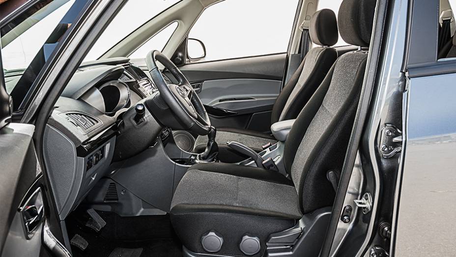 Ajuste manuais de altura e inclina&ccedil;&atilde;o | <a href="https://beta-develop.quatrorodas.abril.com.br/carros/comparativos/dossie-sete-lugares-120-mil-reais-772708.shtml" rel="migration">Leia mais</a>