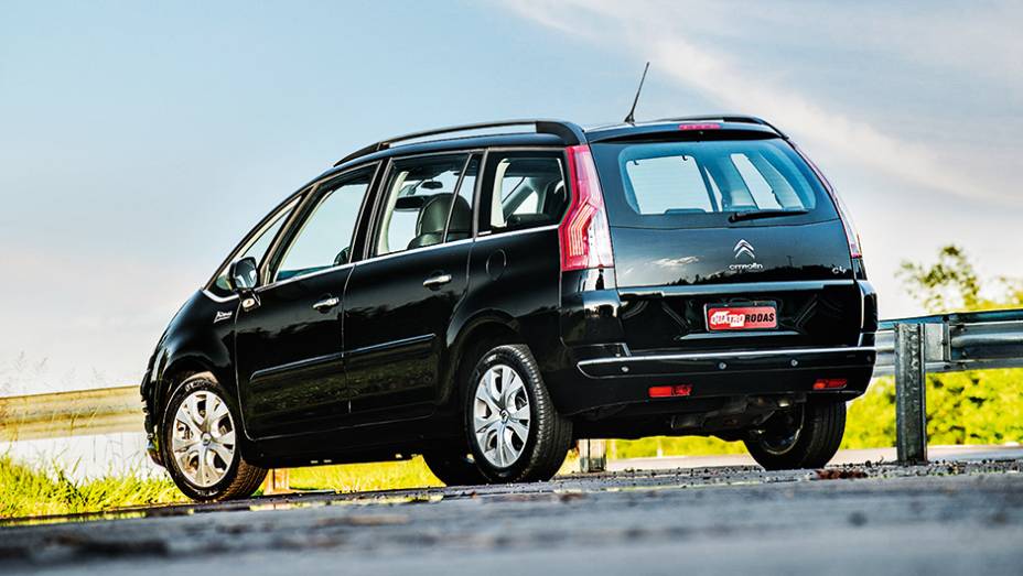 Minivan tem estilo elegante e ainda atual | <a href="https://beta-develop.quatrorodas.abril.com.br/carros/comparativos/dossie-sete-lugares-120-mil-reais-772708.shtml" rel="migration">Leia mais</a>