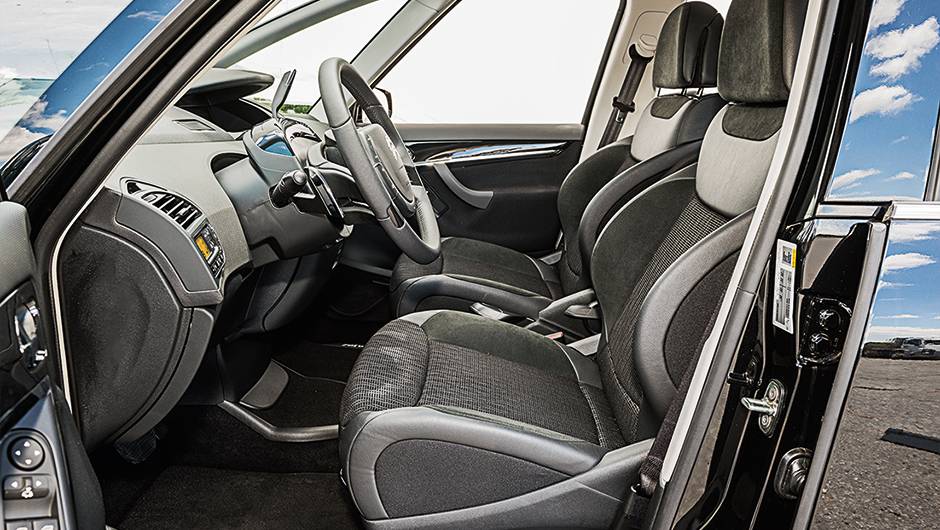 Bancos dianteiros têm apoios laterais | <a href="https://beta-develop.quatrorodas.abril.com.br/carros/comparativos/dossie-sete-lugares-120-mil-reais-772708.shtml" rel="migration">Leia mais</a> Bancos dianteiros têm apoios laterais | <a href="https://beta-develop.quatrorodas.abril.com.br/carros/comparativos/dossie-sete-lugares-120-mil-reais-772708.shtml" rel="migration">Leia mais</a>