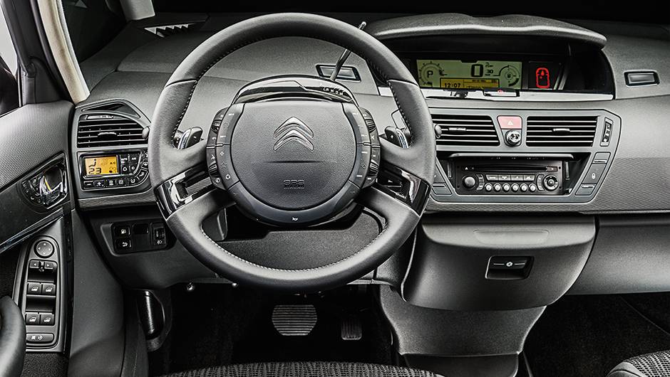 Volante multifuncional tem cubo fixo e comando do câmbio | <a href="https://beta-develop.quatrorodas.abril.com.br/carros/comparativos/dossie-sete-lugares-120-mil-reais-772708.shtml" rel="migration">Leia mais</a> Volante multifuncional tem cubo fixo e comando do câmbio | <a href="https://beta-develop.quatrorodas.abril.com.br/carros/comparativos/dossie-sete-lugares-120-mil-reais-772708.shtml" rel="migration">Leia mais</a>