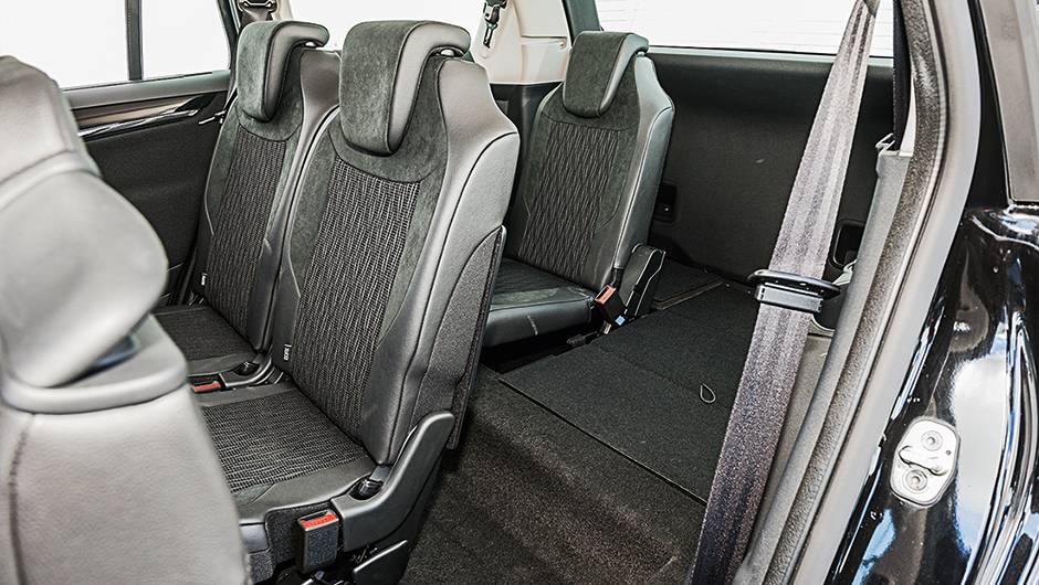 Quando rebatido, o banco traseiro some sob o piso | <a href="https://beta-develop.quatrorodas.abril.com.br/carros/comparativos/dossie-sete-lugares-120-mil-reais-772708.shtml" rel="migration">Leia mais</a> Quando rebatido, o banco traseiro some sob o piso | <a href="https://beta-develop.quatrorodas.abril.com.br/carros/comparativos/dossie-sete-lugares-120-mil-reais-772708.shtml" rel="migration">Leia mais</a>