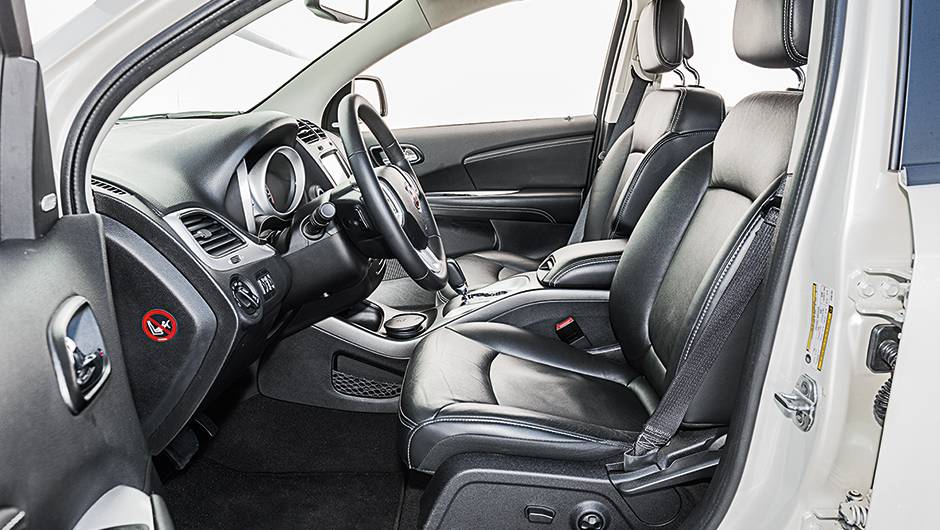 Encosto tem ajuste manual | <a href="https://beta-develop.quatrorodas.abril.com.br/carros/comparativos/dossie-sete-lugares-120-mil-reais-772708.shtml" rel="migration">Leia mais</a> Encosto tem ajuste manual | <a href="https://beta-develop.quatrorodas.abril.com.br/carros/comparativos/dossie-sete-lugares-120-mil-reais-772708.shtml" rel="migration">Leia mais</a>