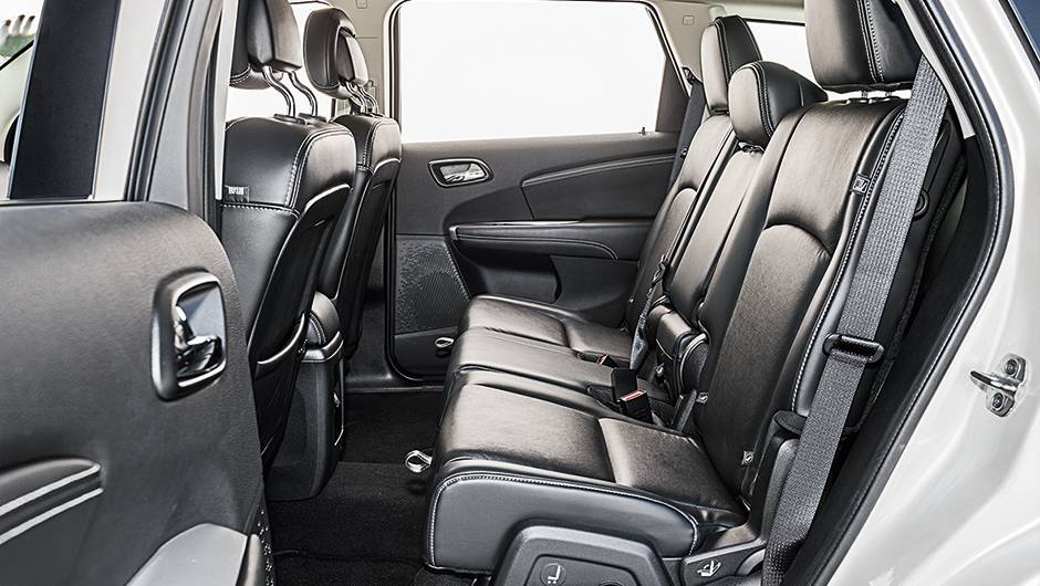 Assento pode ser ajustado em altura | <a href="https://beta-develop.quatrorodas.abril.com.br/carros/comparativos/dossie-sete-lugares-120-mil-reais-772708.shtml" rel="migration">Leia mais</a> Assento pode ser ajustado em altura | <a href="https://beta-develop.quatrorodas.abril.com.br/carros/comparativos/dossie-sete-lugares-120-mil-reais-772708.shtml" rel="migration">Leia mais</a>