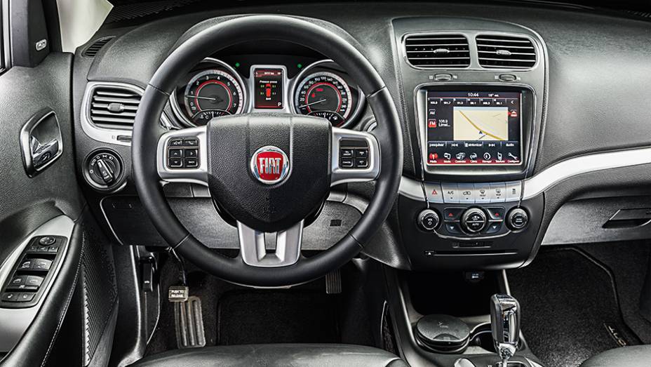 Ar-condicionado permite regulagem para tr&ecirc;s regi&otilde;es da cabine | <a href="https://beta-develop.quatrorodas.abril.com.br/carros/comparativos/dossie-sete-lugares-120-mil-reais-772708.shtml" rel="migration">Leia mais</a>