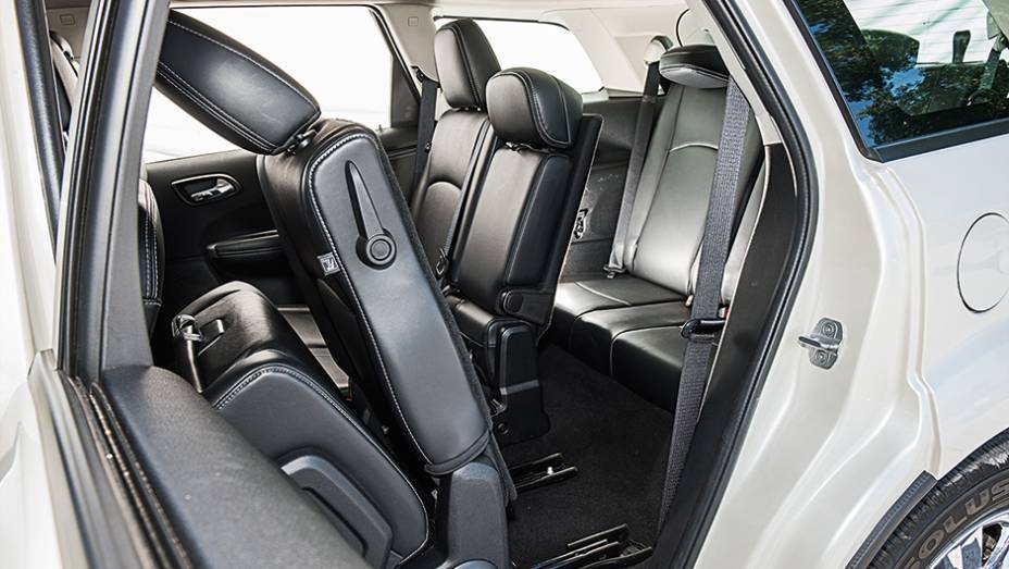Atr&aacute;s, piso irregular &eacute; desconfort&aacute;vel para os p&eacute;s | <a href="https://beta-develop.quatrorodas.abril.com.br/carros/comparativos/dossie-sete-lugares-120-mil-reais-772708.shtml" rel="migration">Leia mais</a>