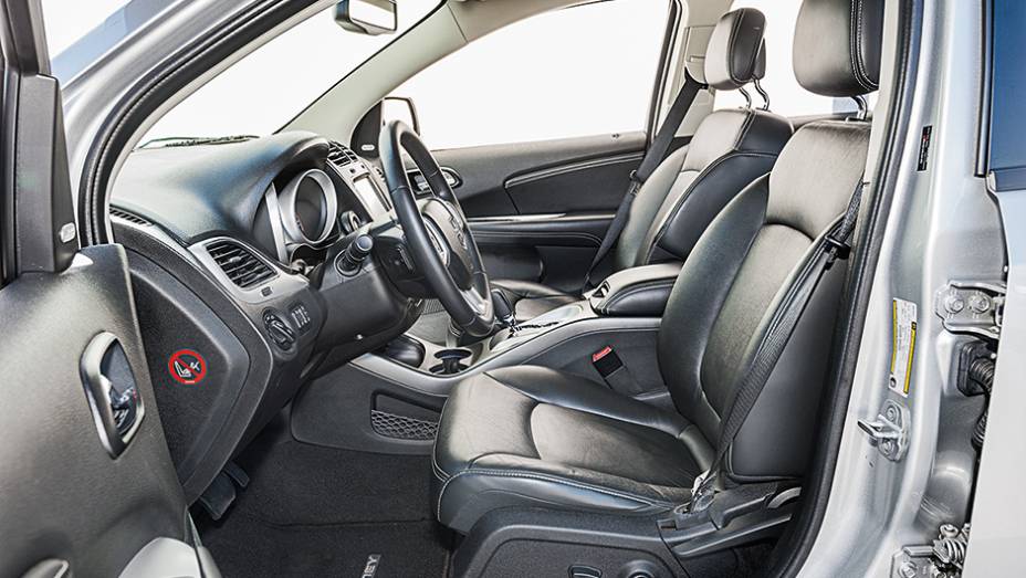 Assento tem regulagem el&eacute;trica | <a href="https://beta-develop.quatrorodas.abril.com.br/carros/comparativos/dossie-sete-lugares-120-mil-reais-772708.shtml" rel="migration">Leia mais</a>