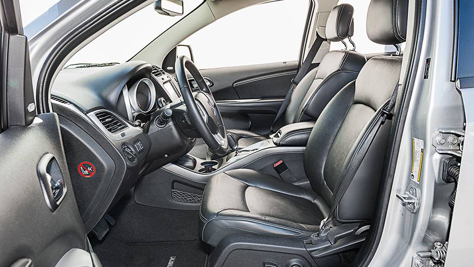 Assento tem regulagem elétrica | <a href="https://beta-develop.quatrorodas.abril.com.br/carros/comparativos/dossie-sete-lugares-120-mil-reais-772708.shtml" rel="migration">Leia mais</a> Assento tem regulagem elétrica | <a href="https://beta-develop.quatrorodas.abril.com.br/carros/comparativos/dossie-sete-lugares-120-mil-reais-772708.shtml" rel="migration">Leia mais</a>