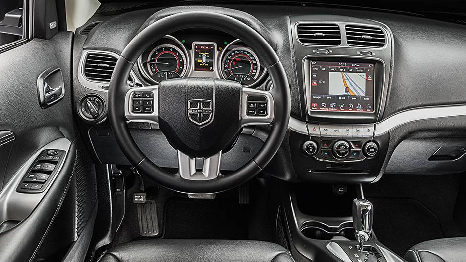 O volante multifuncional leva o emblema da Dodge (no lugar do da Fiat) | <a href="https://beta-develop.quatrorodas.abril.com.br/carros/comparativos/dossie-sete-lugares-120-mil-reais-772708.shtml" rel="migration">Leia mais</a> O volante multifuncional leva o emblema da Dodge (no lugar do da Fiat) | <a href="https://beta-develop.quatrorodas.abril.com.br/carros/comparativos/dossie-sete-lugares-120-mil-reais-772708.shtml" rel="migration">Leia mais</a>