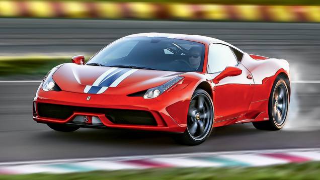 A nova saída de ar no meio do capô ajuda a refrigerar radiador dianteiro | <a href="https://beta-develop.quatrorodas.abril.com.br/carros/impressoes/ferrari-458-speciale-772369.shtml" rel="migration">Leia mais</a> A nova saída de ar no meio do capô ajuda a refrigerar radiador dianteiro | <a href="https://beta-develop.quatrorodas.abril.com.br/carros/impressoes/ferrari-458-speciale-772369.shtml" rel="migration">Leia mais</a>