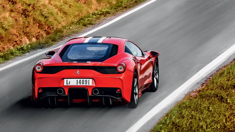 Em vez dos três escapes centrais, dois largos canos e um extrator de ar | <a href="https://beta-develop.quatrorodas.abril.com.br/carros/impressoes/ferrari-458-speciale-772369.shtml" rel="migration">Leia mais</a>