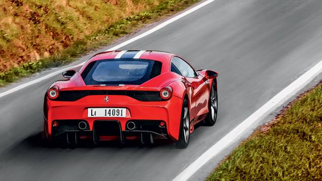 Em vez dos três escapes centrais, dois largos canos e um extrator de ar | <a href="https://beta-develop.quatrorodas.abril.com.br/carros/impressoes/ferrari-458-speciale-772369.shtml" rel="migration">Leia mais</a> Em vez dos três escapes centrais, dois largos canos e um extrator de ar | <a href="https://beta-develop.quatrorodas.abril.com.br/carros/impressoes/ferrari-458-speciale-772369.shtml" rel="migration">Leia mais</a>